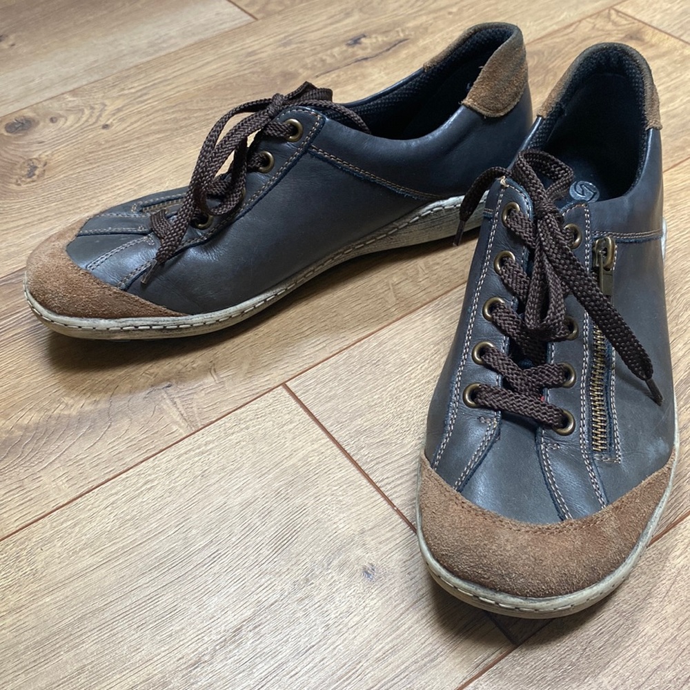 REMONTE Low Top Women’s BlueGray Leather Sneakers 8.5
